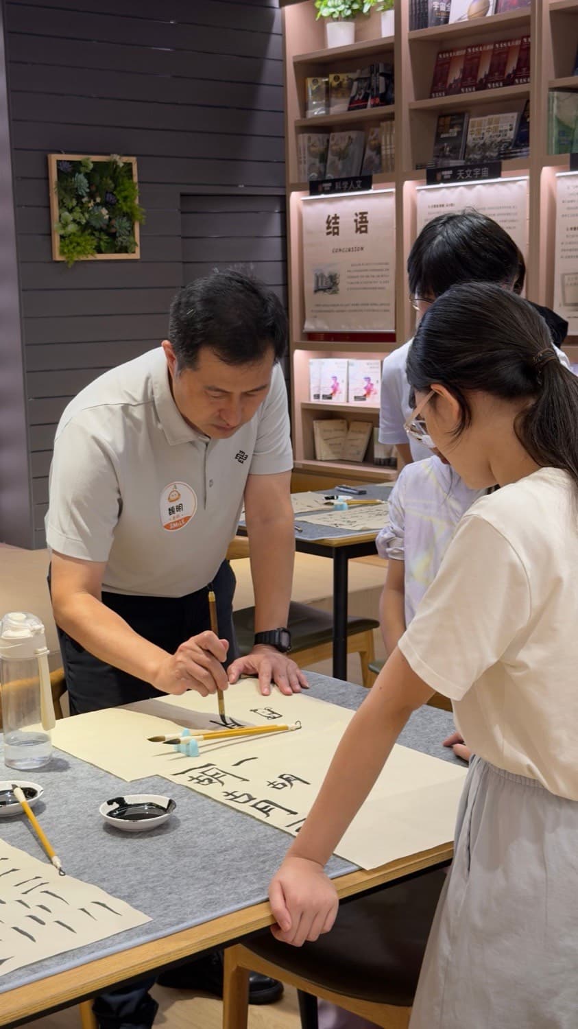 魏明老师俯案执毫特写